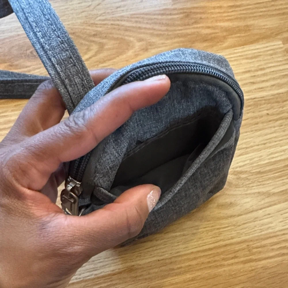 Compact Travelon Crossbody Bag ✨ - Picture 4 of 7